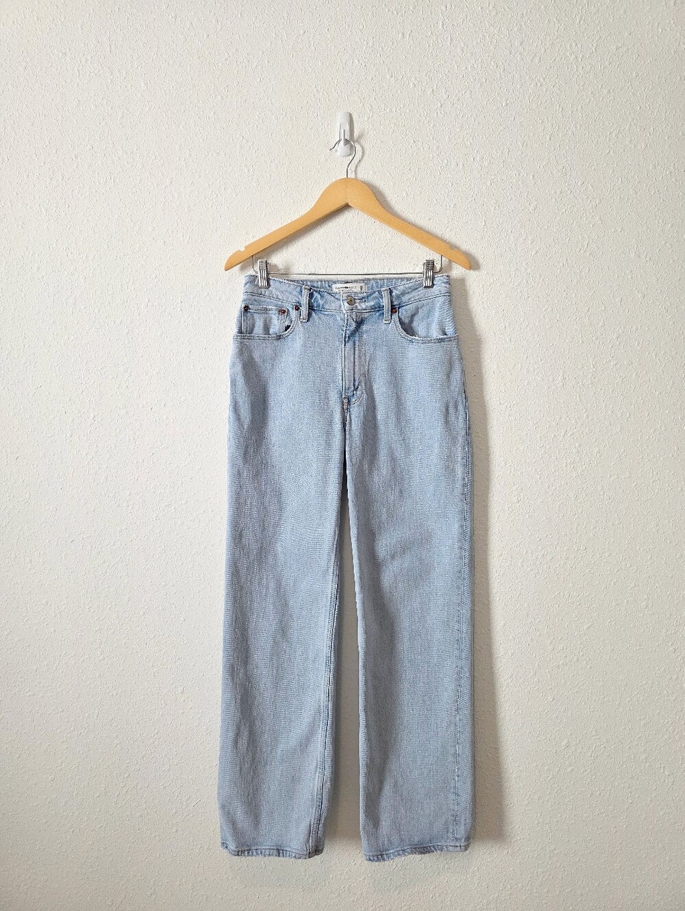 Abercrombie Light Wash 90s Relaxed High Rise Jeans 28/6 - Picture 1 of 7